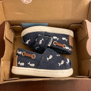 Toms navy blue whale size 2 shoe